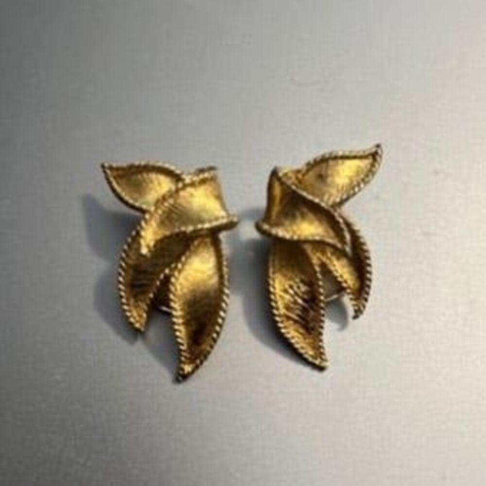 Vintage Emmons, Pat Pend Gold Leaf Earrings, Gold Tone clip-on